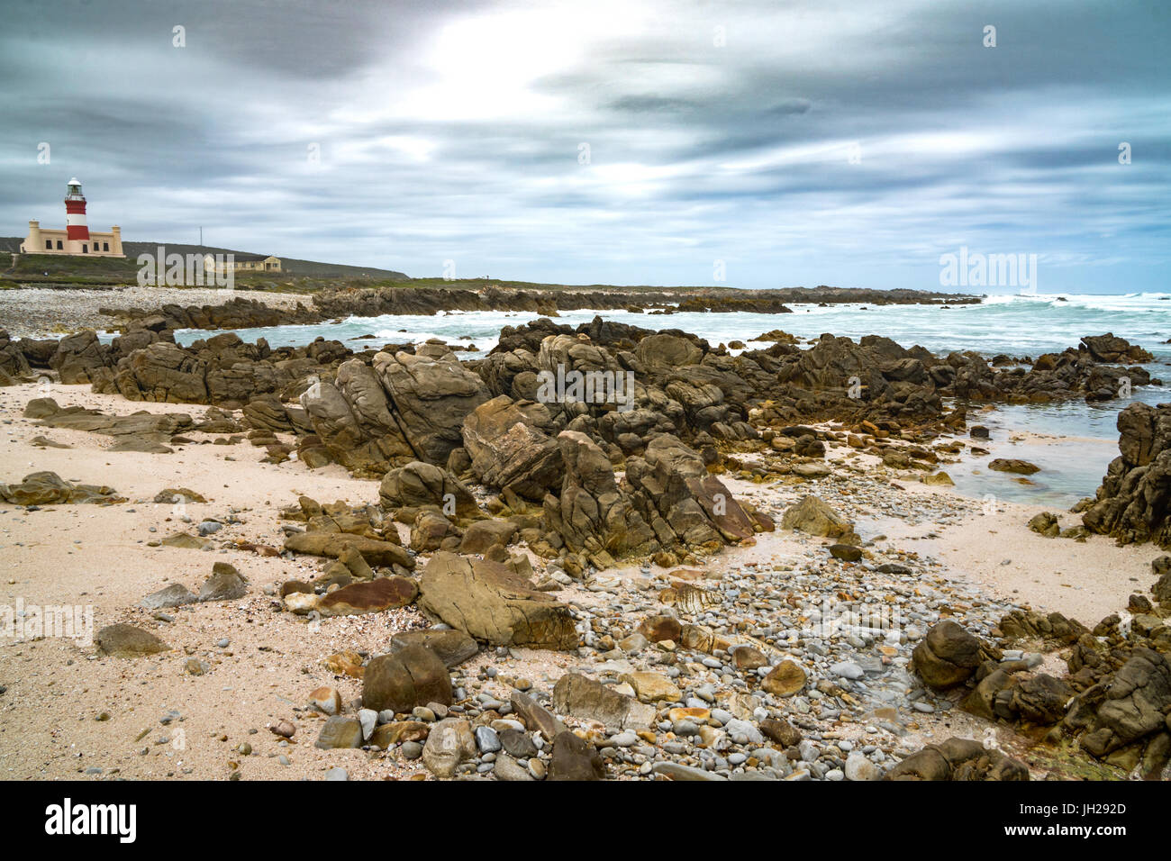 La baie et le phare à la pointe sud de l'Afrique, le cap Agulhas, Western Cape, Afrique du Sud, l'Afrique Banque D'Images