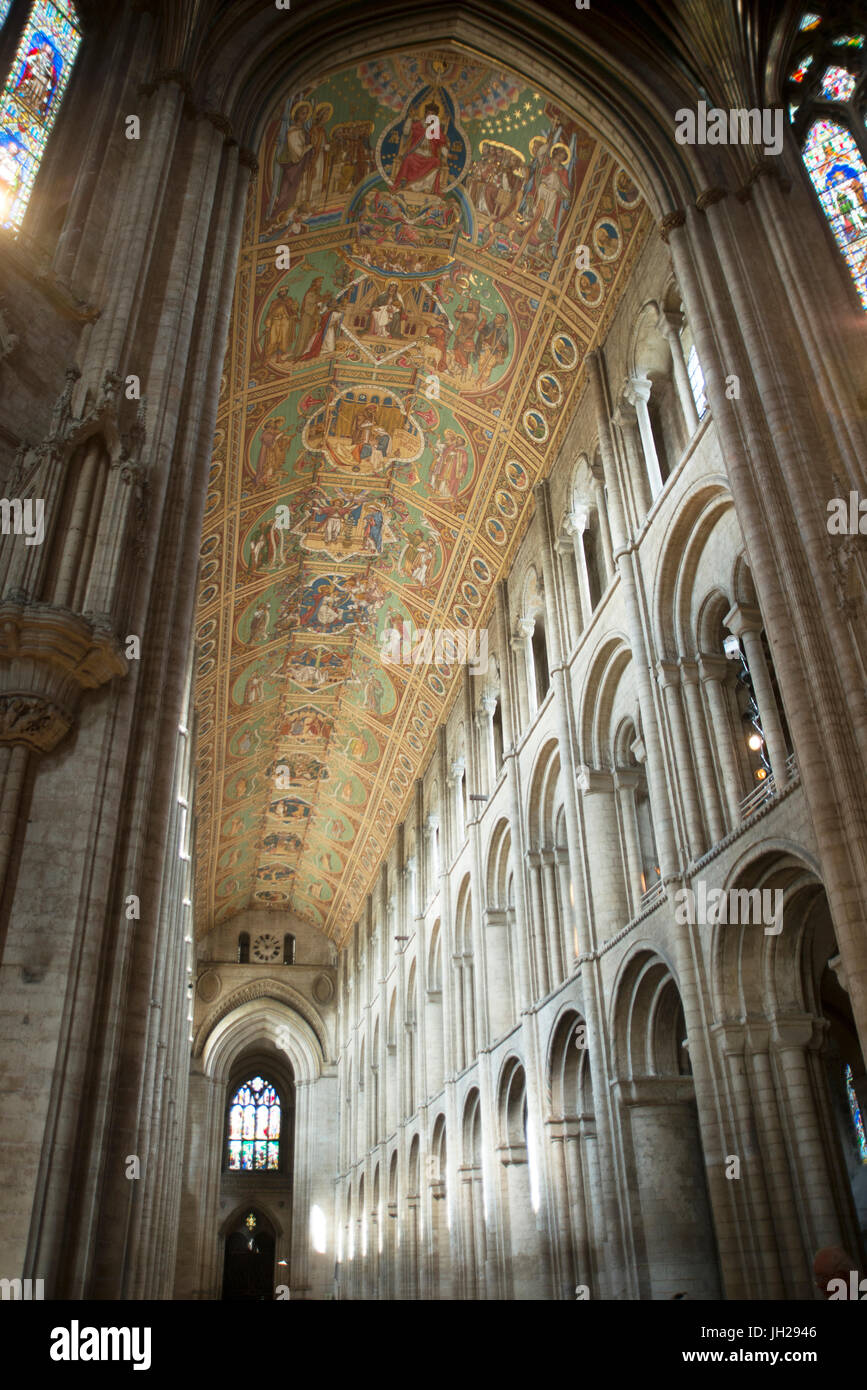 Intérieur de la cathédrale d'Ely, regard vers sa nef et plafond peint, Ely, Cambridgeshire, Angleterre, Royaume-Uni, Europe Banque D'Images