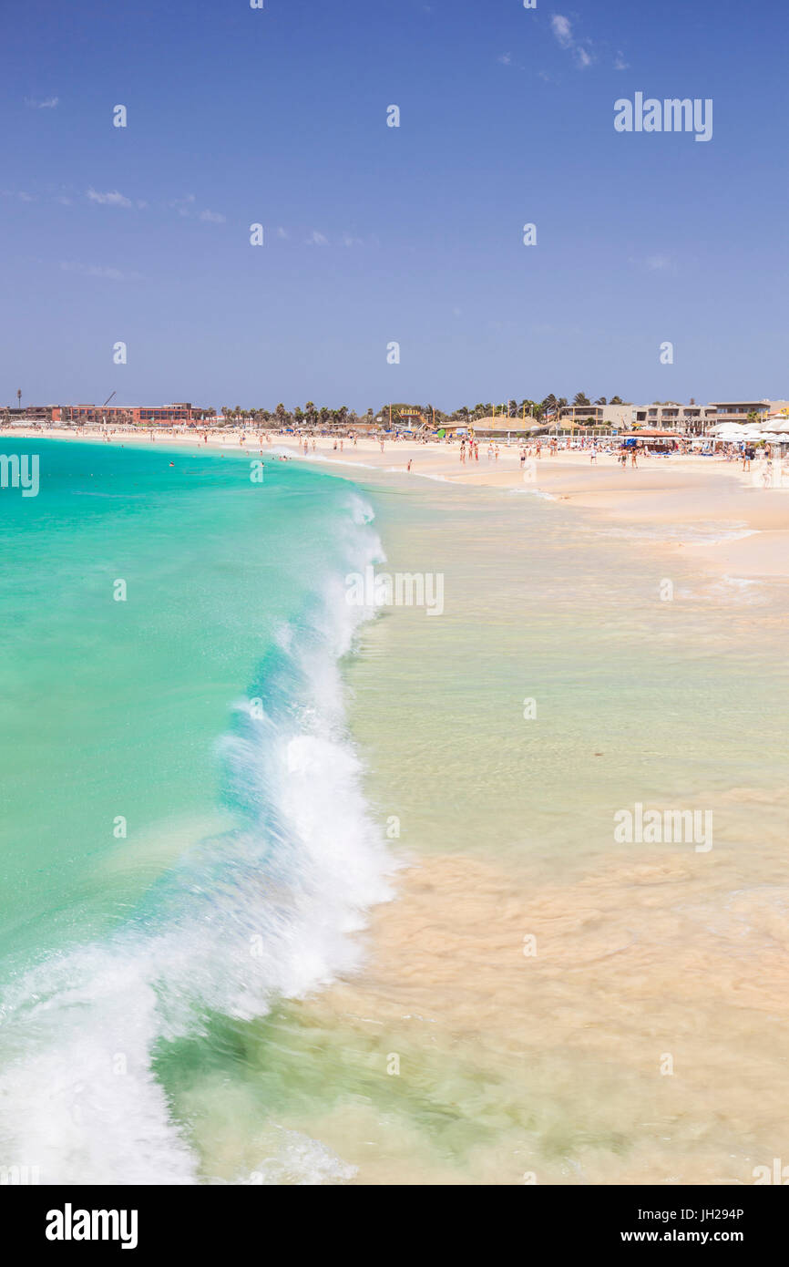 Vagues se brisant sur la plage de sable de Santa Maria, Praia de Santa Maria, Baia de Santa Maria, île de Sal, Cap-Vert, Atlantique Banque D'Images