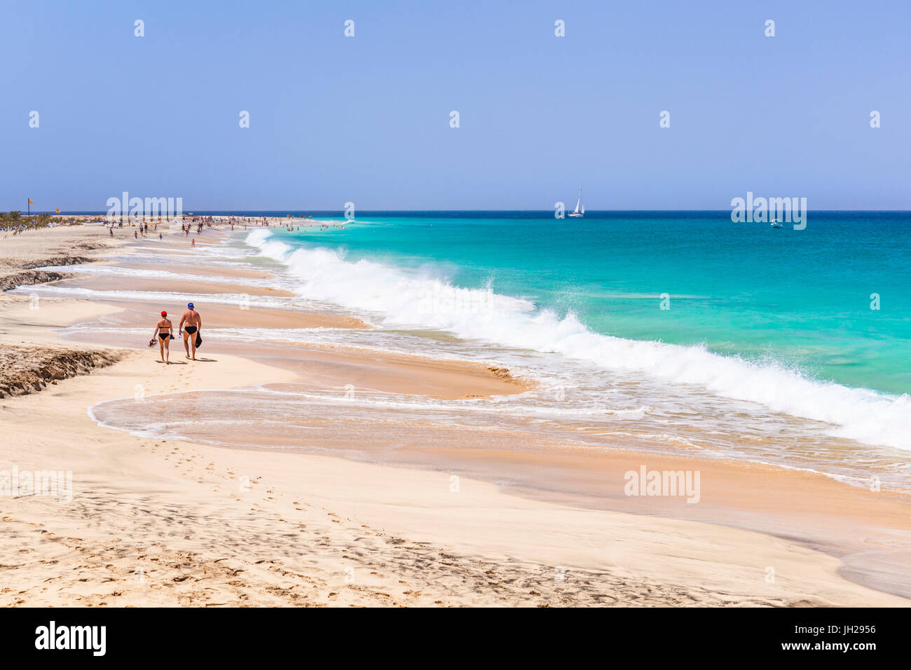 Les touristes à marcher le long de la plage de sable, plage de Ponta Preta, Santa Maria, île de Sal, Cap-Vert, l'Atlantique, l'Afrique Banque D'Images