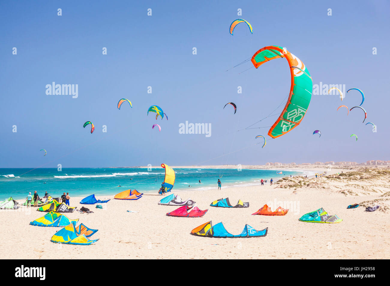 Kite surfeurs et kite surf sur la plage de Kite, Praia da Fragata, Costa da Fragata, Santa Maria, île de Sal, Cap-Vert, Atlantique Banque D'Images