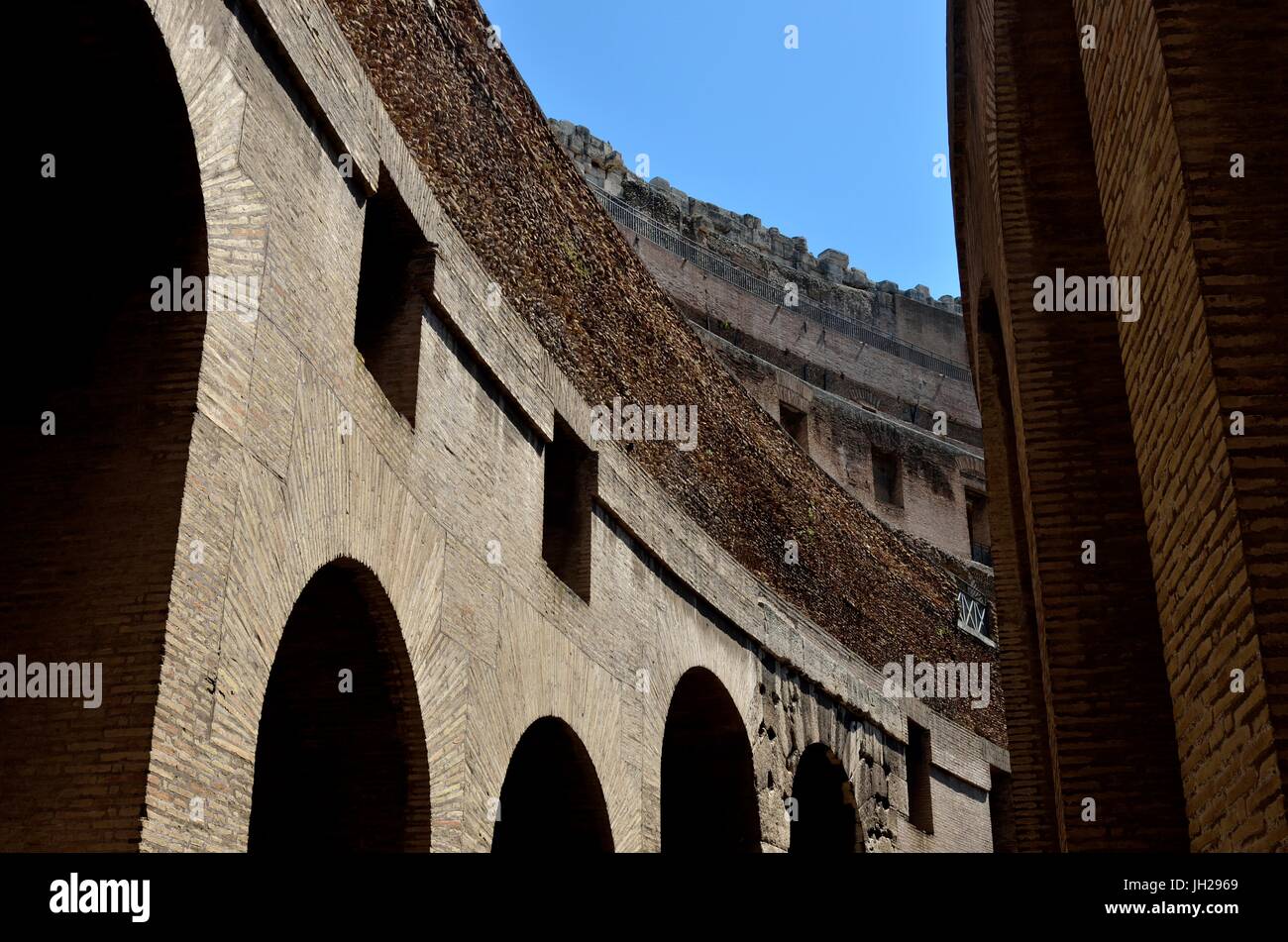 Vue partielle de l'intérieur du Colisée. C'est un amphithéâtre ovale, Rome, Italie.construits en béton et le sable c'est le plus grand amphithéâtre romain jamais construit. Banque D'Images