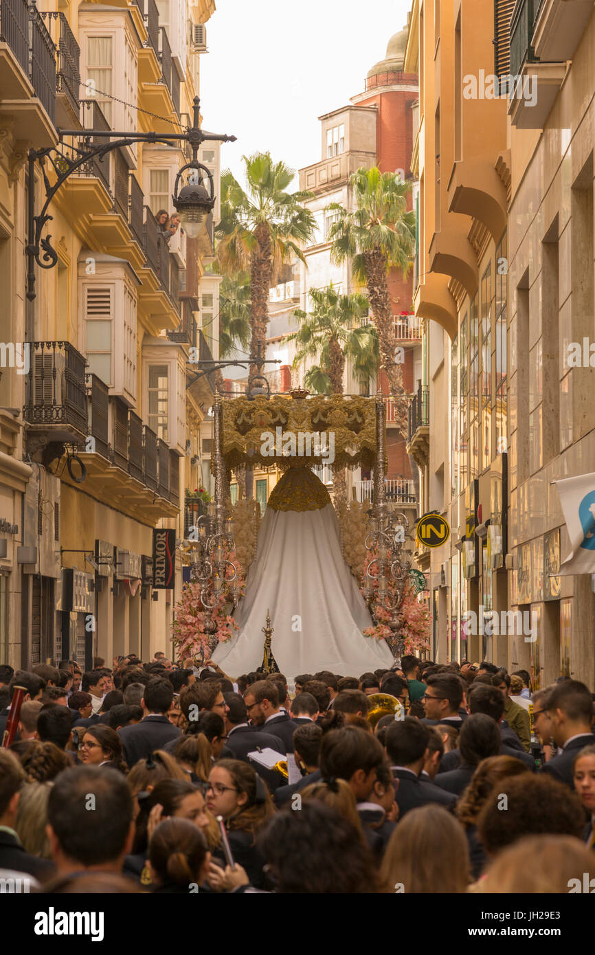 Les sections locales de prendre part à la parade de la résurrection le dimanche de Pâques, Malaga, Costa del Sol, Andalousie, Espagne, Europe Banque D'Images