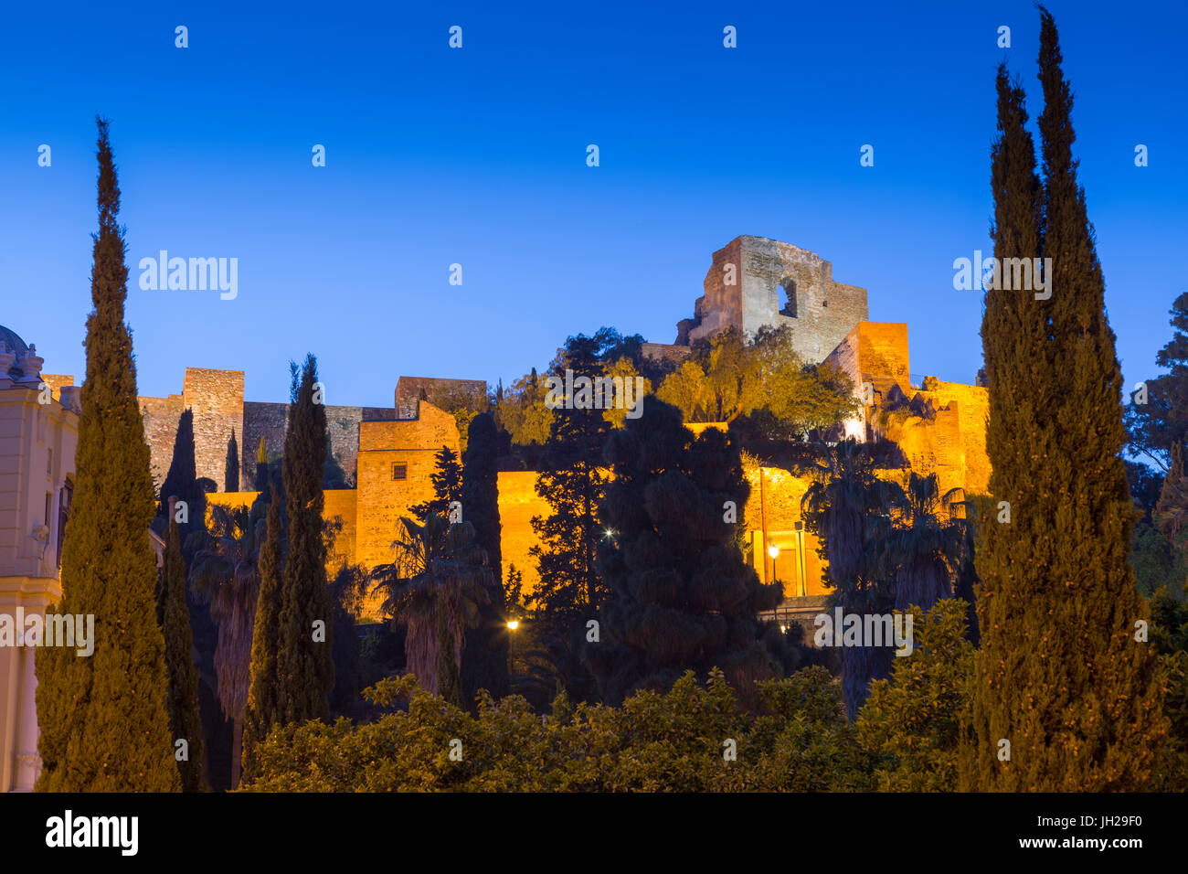 Allumé en vue de l'enceinte de l'Alcazaba, Malaga, Costa del Sol, Andalousie, Espagne, Europe Banque D'Images