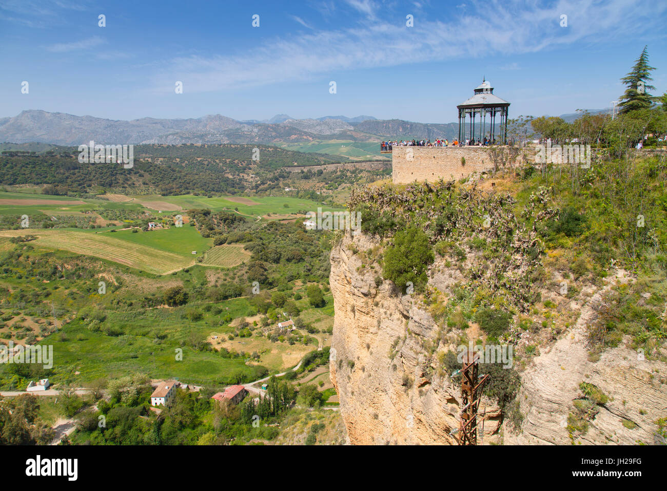Vue sur campagne andalouse et Alameda del Tajo, Ronda, Andalousie, Espagne, Europe Banque D'Images