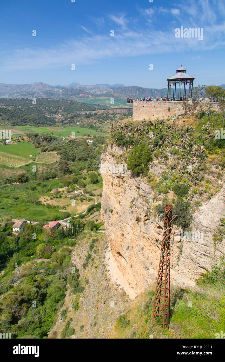 Vue sur campagne andalouse et Alameda del Tajo, Ronda, Andalousie, Espagne, Europe Banque D'Images