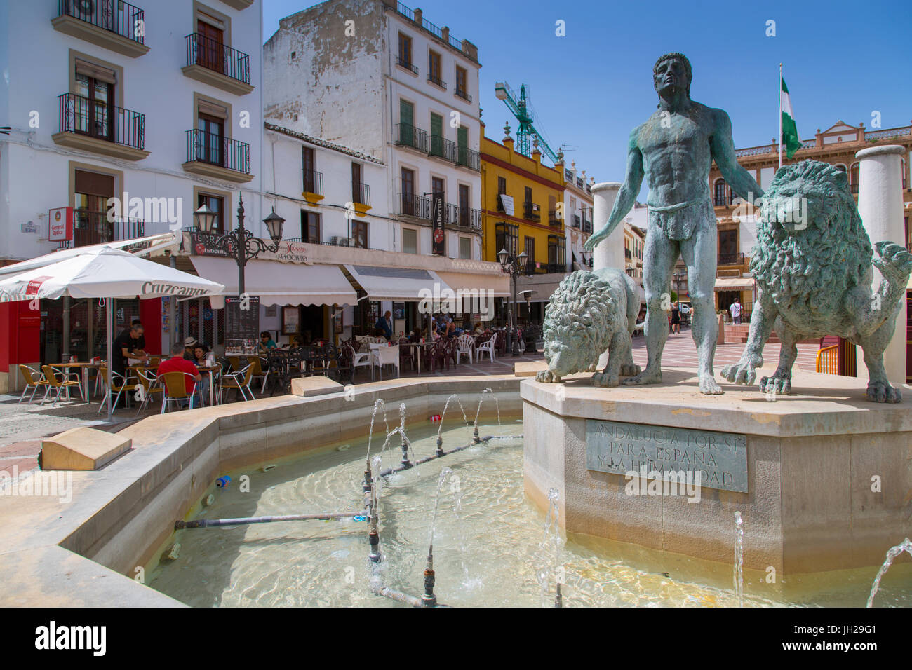 Fontaine et restaurants, de la Plaza del Socorro, Ronda, Andalousie, Espagne, Europe Banque D'Images