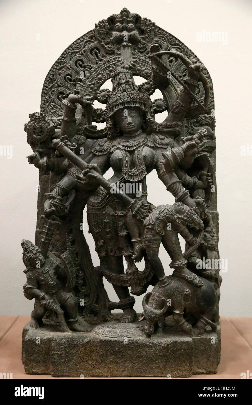 Le Victoria and Albert Museum. Comme Durga Mahisasuramardini. À propos de 1240-60. Période Hoysala. Impured métamorphisés du calcaire. Sud-ouest de l'Inde (Karnataka Banque D'Images