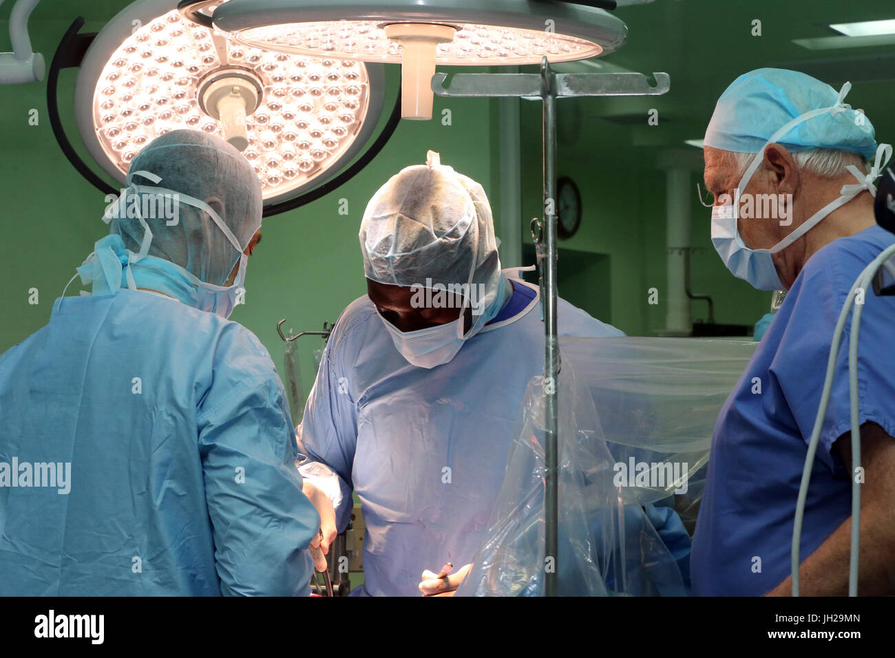 L'Institut de Cardiologie offre des soins de haute qualité aux patients vietnamiens souffrant de maladies du cœur. L'équipe médical sénégalais formés à la pratique du débit cardiaque Banque D'Images