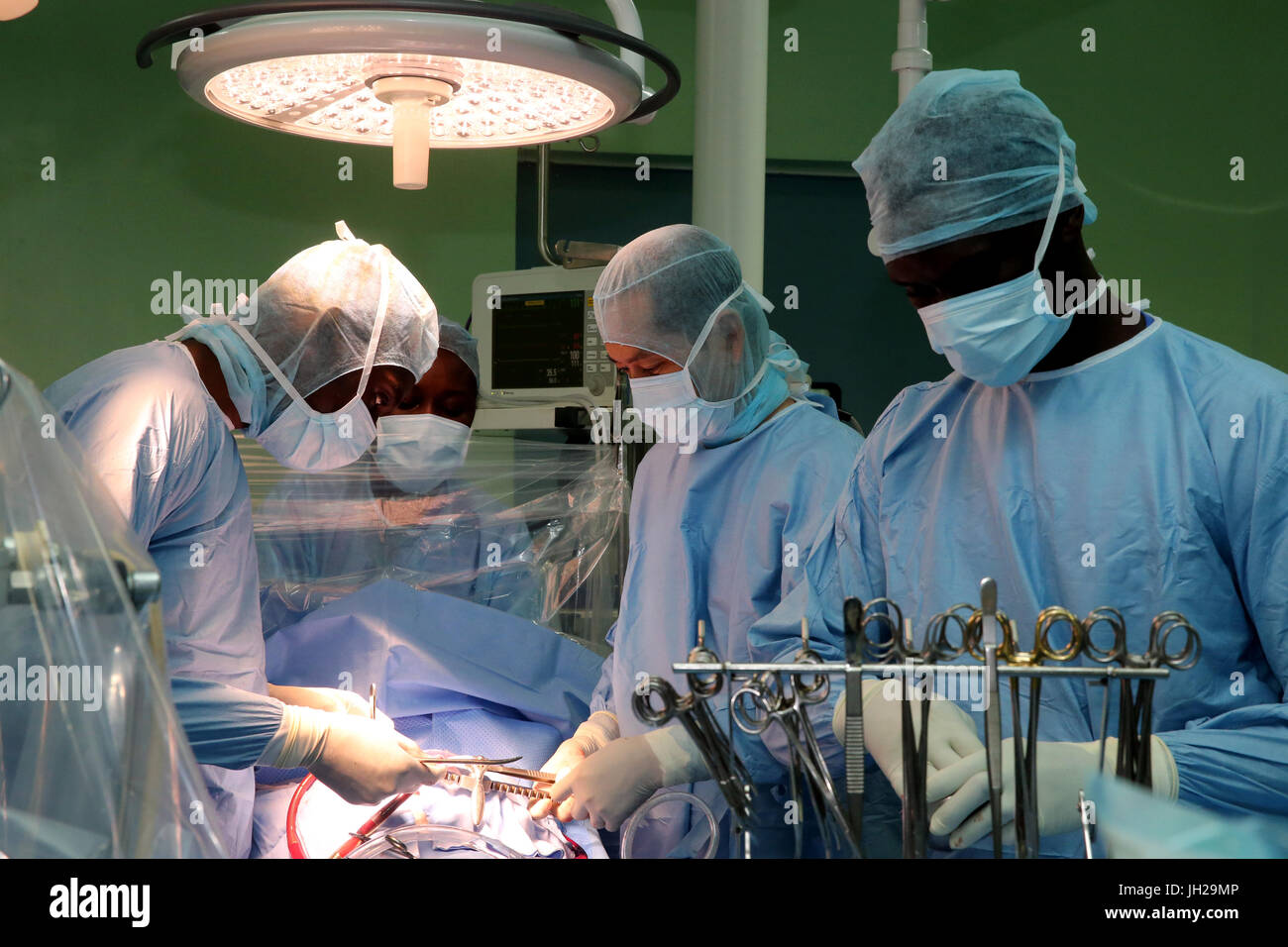 L'Institut de Cardiologie offre des soins de haute qualité aux patients vietnamiens souffrant de maladies du cœur. L'équipe médical sénégalais formés à la pratique du débit cardiaque Banque D'Images