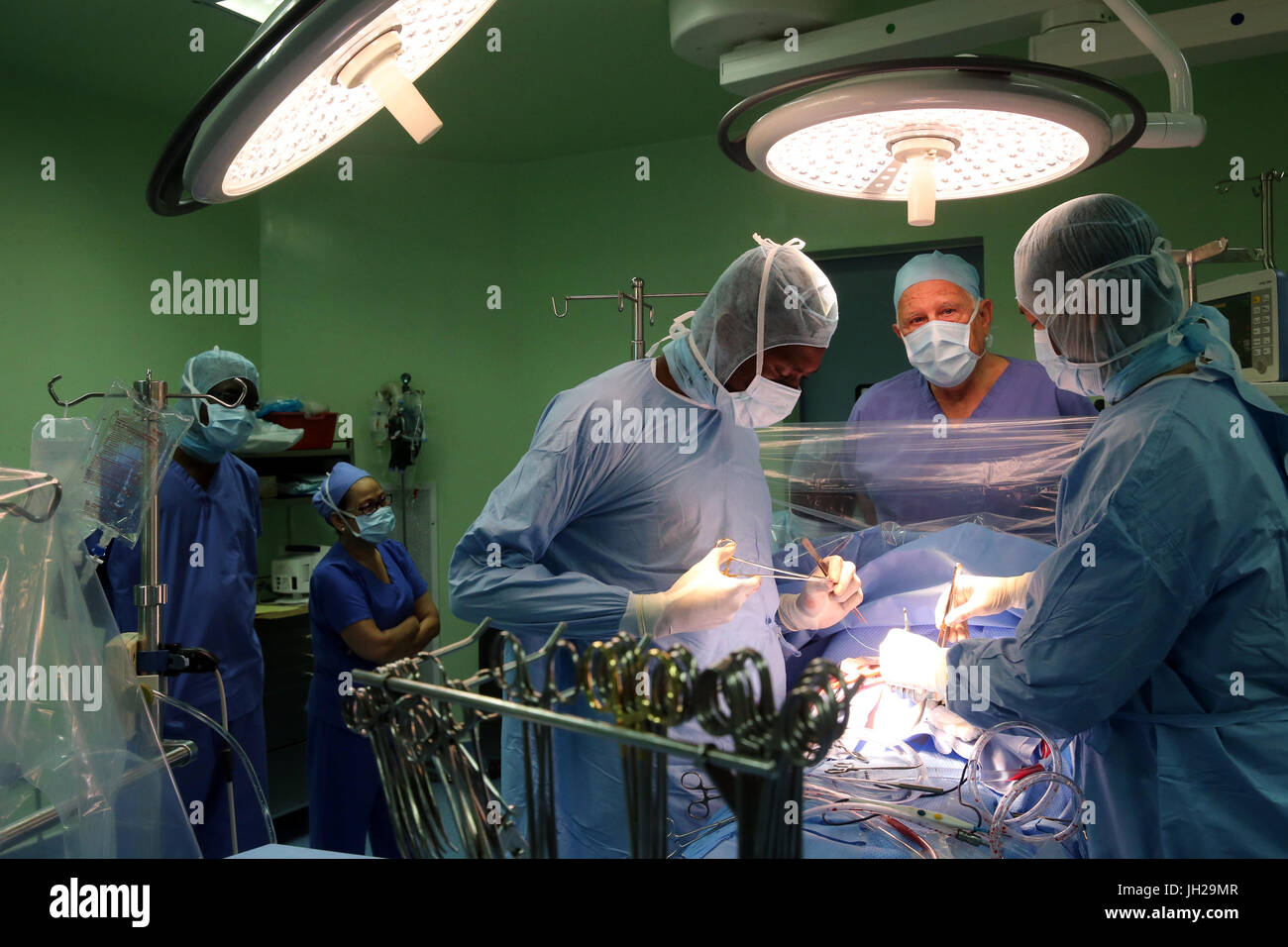 L'Institut de Cardiologie offre des soins de haute qualité aux patients vietnamiens souffrant de maladies du cœur. L'équipe médical sénégalais formés à la pratique du débit cardiaque Banque D'Images