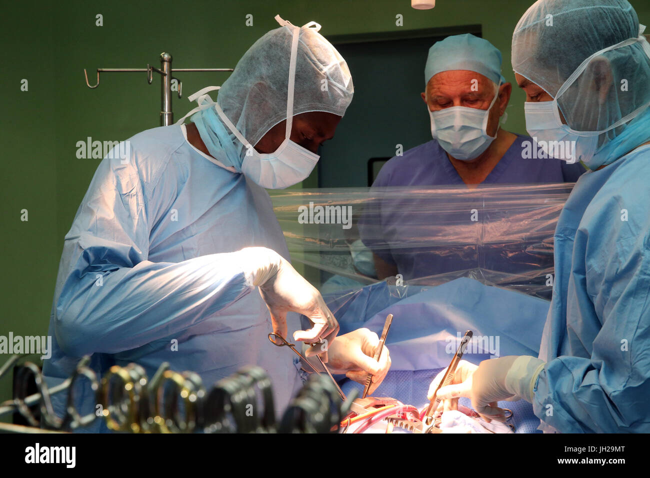 L'Institut de Cardiologie offre des soins de haute qualité aux patients vietnamiens souffrant de maladies du cœur. L'équipe médical sénégalais formés à la pratique du débit cardiaque Banque D'Images