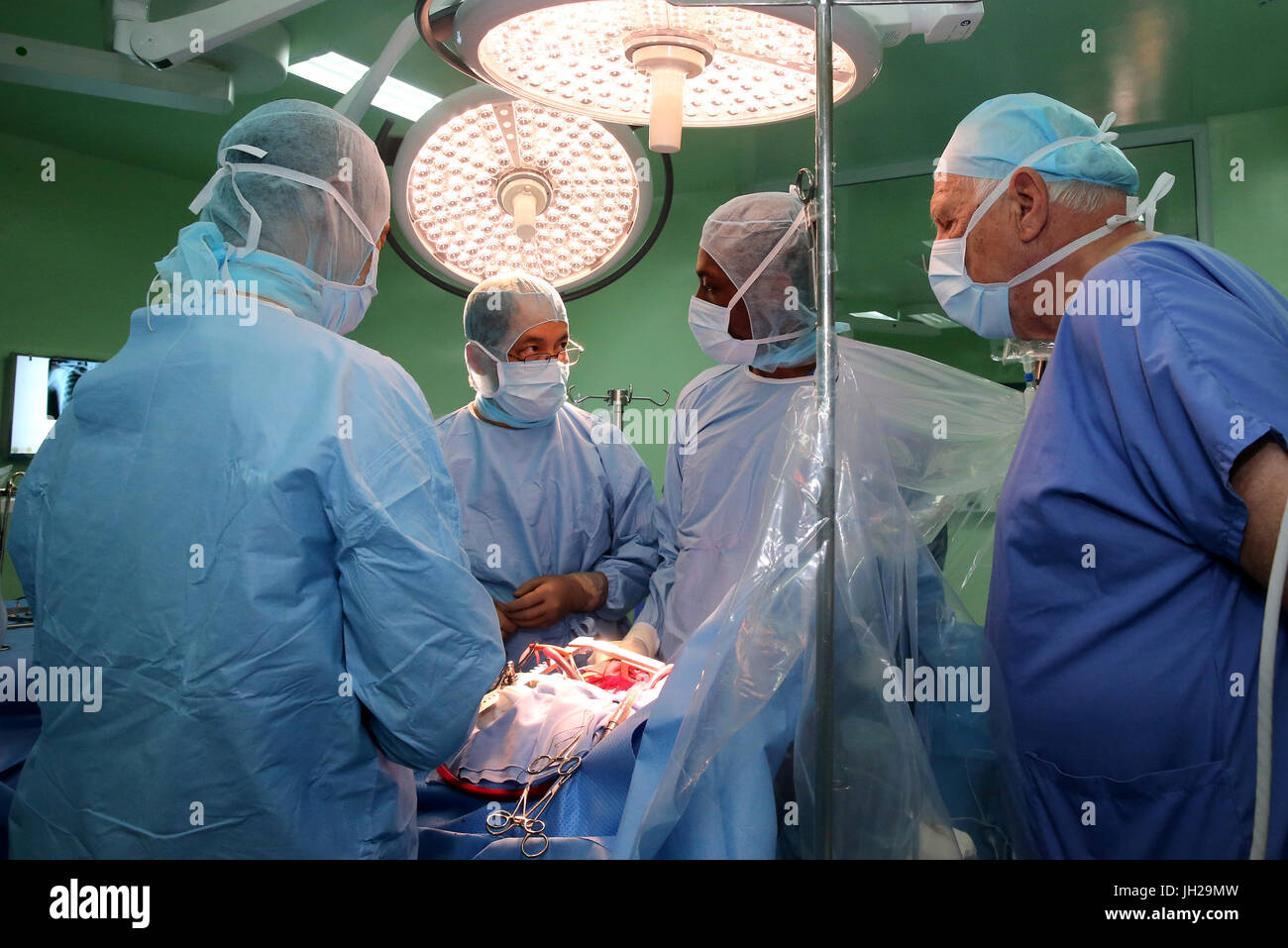 L'Institut de Cardiologie offre des soins de haute qualité aux patients vietnamiens souffrant de maladies du cœur. L'équipe médical sénégalais formés à la pratique du débit cardiaque Banque D'Images