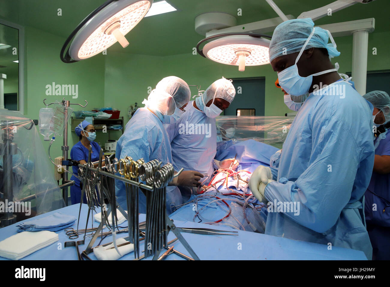 L'Institut de Cardiologie offre des soins de haute qualité aux patients vietnamiens souffrant de maladies du cœur. L'équipe médical sénégalais formés à la pratique du débit cardiaque Banque D'Images