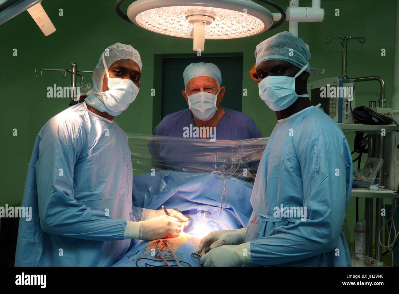 L'Institut de Cardiologie offre des soins de haute qualité aux patients vietnamiens souffrant de maladies du cœur. L'équipe médical sénégalais formés à la pratique du débit cardiaque Banque D'Images