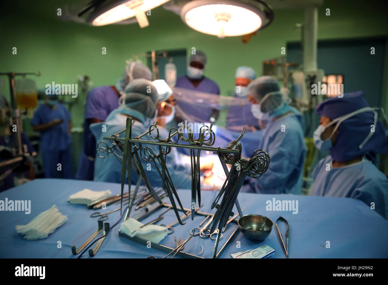 L'Institut de Cardiologie offre des soins de haute qualité aux patients vietnamiens souffrant de maladies du cœur. L'équipe médical sénégalais formés à la pratique du débit cardiaque Banque D'Images