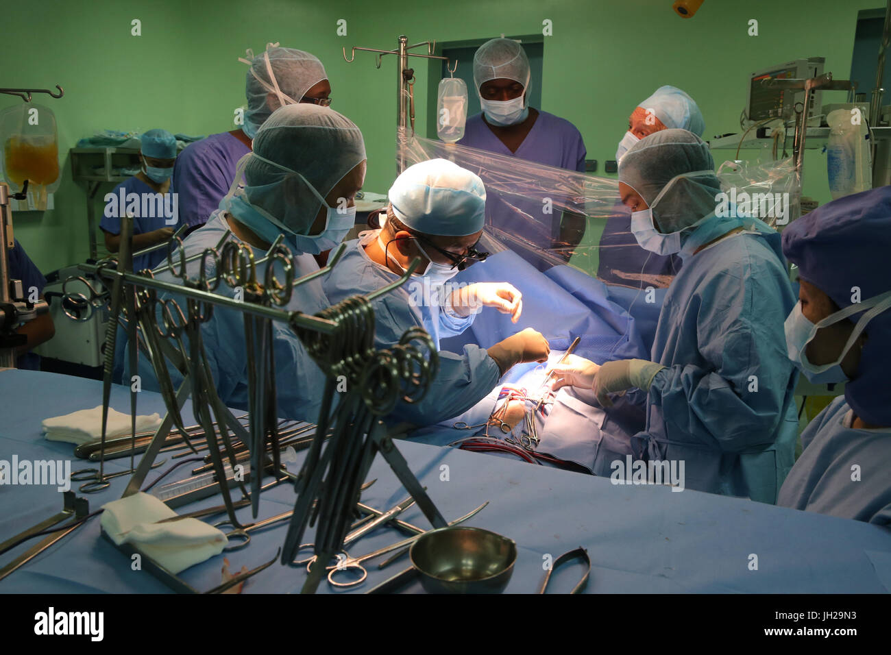 L'Institut de Cardiologie offre des soins de haute qualité aux patients vietnamiens souffrant de maladies du cœur. L'équipe médical sénégalais formés à la pratique du débit cardiaque Banque D'Images