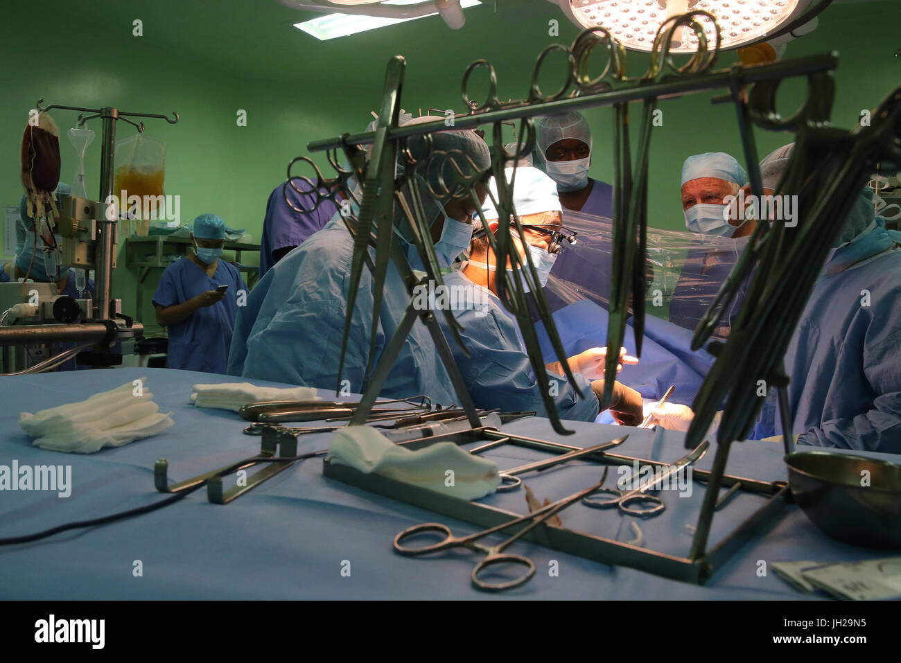 L'Institut de Cardiologie offre des soins de haute qualité aux patients vietnamiens souffrant de maladies du cœur. L'équipe médical sénégalais formés à la pratique du débit cardiaque Banque D'Images