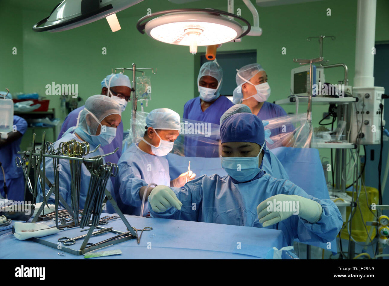 L'Institut de Cardiologie offre des soins de haute qualité aux patients vietnamiens souffrant de maladies du cœur. L'équipe médical sénégalais formés à la pratique du débit cardiaque Banque D'Images