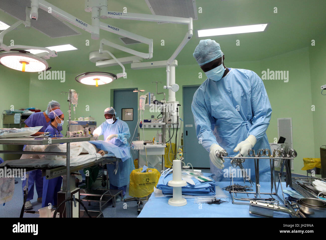 L'Institut de Cardiologie offre des soins de haute qualité aux patients vietnamiens souffrant de maladies du cœur. L'équipe médical sénégalais formés à la pratique du débit cardiaque Banque D'Images