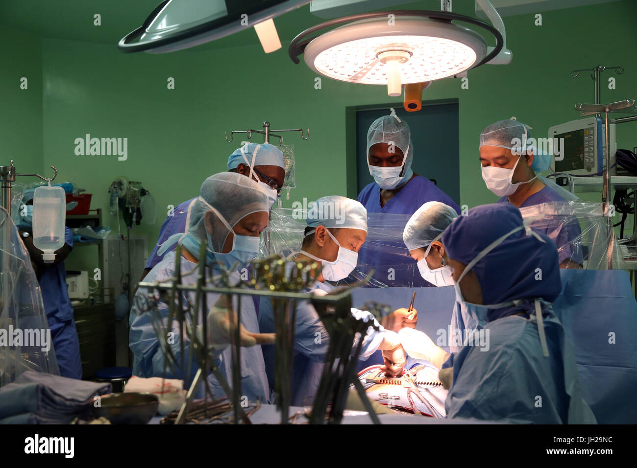 L'Institut de Cardiologie offre des soins de haute qualité aux patients vietnamiens souffrant de maladies du cœur. L'équipe médical sénégalais formés à la pratique du débit cardiaque Banque D'Images