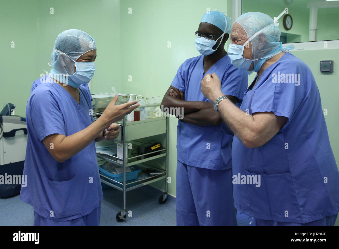 L'Institut de Cardiologie offre des soins de haute qualité aux patients vietnamiens souffrant de maladies du cœur. L'équipe médical sénégalais formés à la pratique du débit cardiaque Banque D'Images