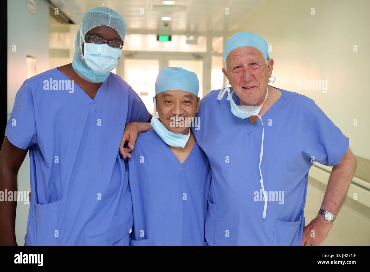 L'Institut de Cardiologie offre des soins de haute qualité aux patients vietnamiens souffrant de maladies du cœur. L'équipe médical sénégalais formés à la pratique du débit cardiaque Banque D'Images