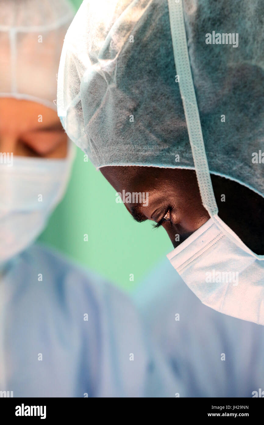 L'Institut de Cardiologie offre des soins de haute qualité aux patients vietnamiens souffrant de maladies du cœur. L'équipe médical sénégalais formés à la pratique du débit cardiaque Banque D'Images