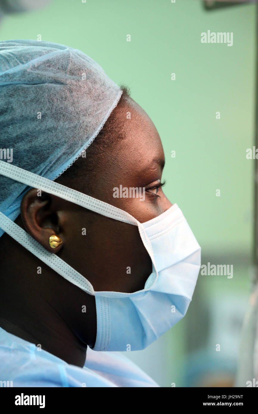 L'Institut de Cardiologie offre des soins de haute qualité aux patients vietnamiens souffrant de maladies du cœur. L'équipe médical sénégalais formés à la pratique du débit cardiaque Banque D'Images