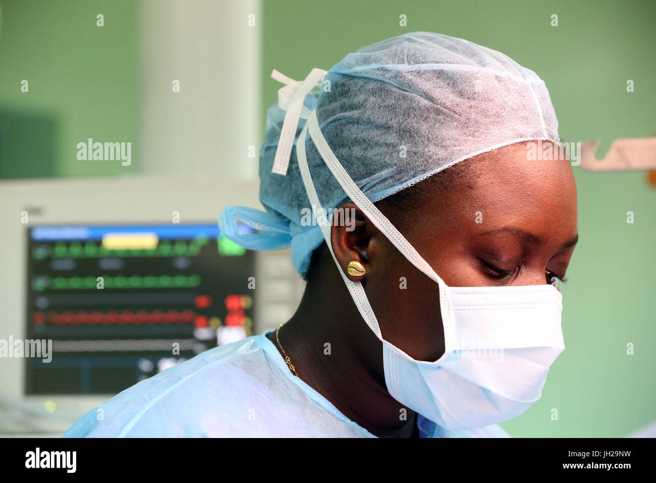 L'Institut de Cardiologie offre des soins de haute qualité aux patients vietnamiens souffrant de maladies du cœur. L'équipe médical sénégalais formés à la pratique du débit cardiaque Banque D'Images