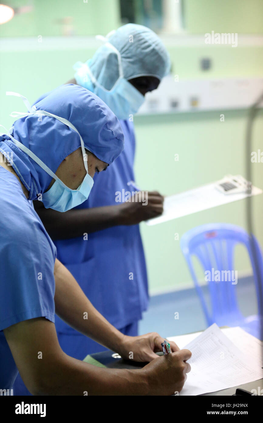 L'Institut de Cardiologie offre des soins de haute qualité aux patients vietnamiens souffrant de maladies du cœur. L'équipe médical sénégalais formés à la pratique du débit cardiaque Banque D'Images