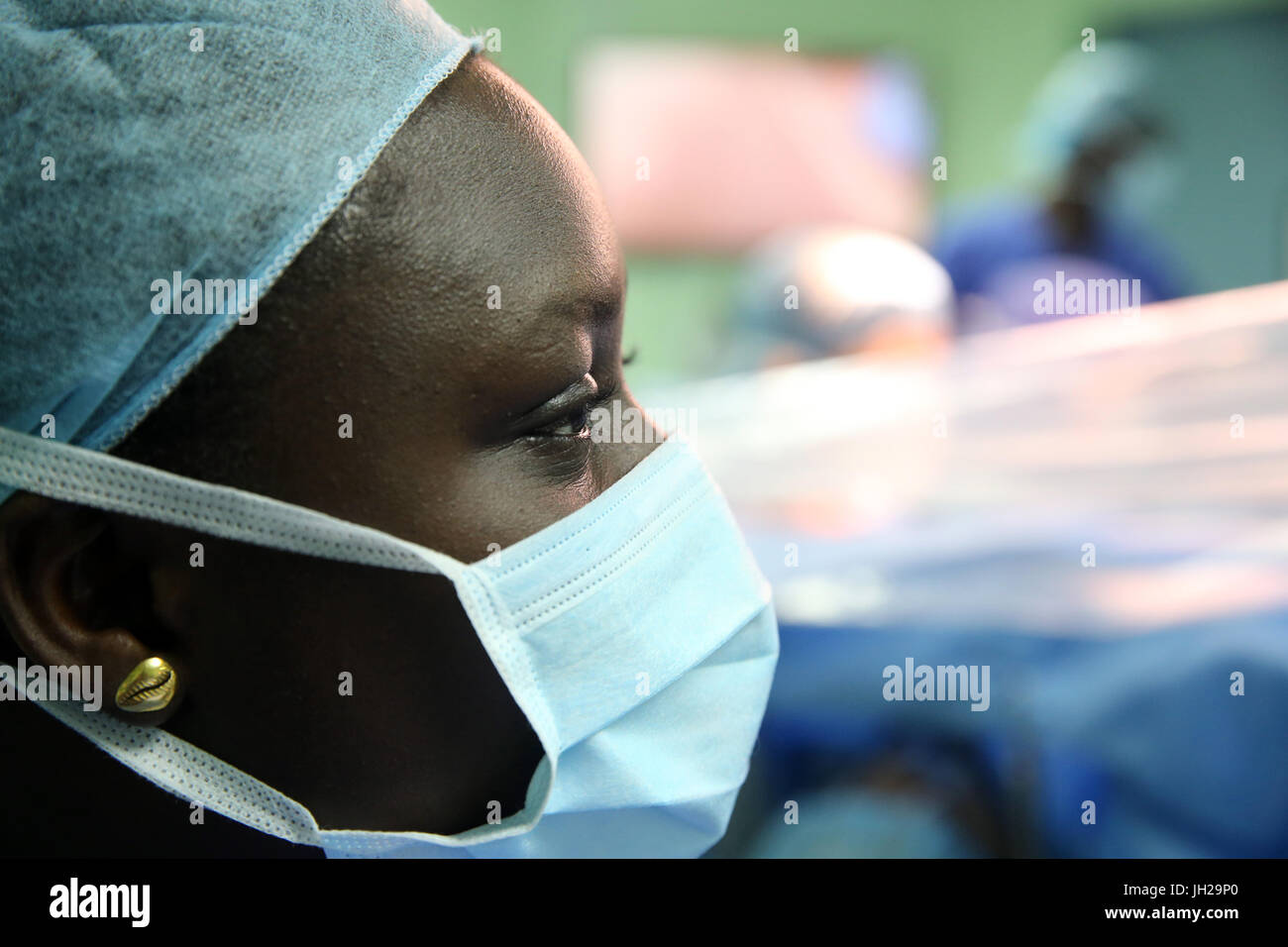 L'Institut de Cardiologie offre des soins de haute qualité aux patients vietnamiens souffrant de maladies du cœur. L'équipe médical sénégalais formés à la pratique du débit cardiaque Banque D'Images
