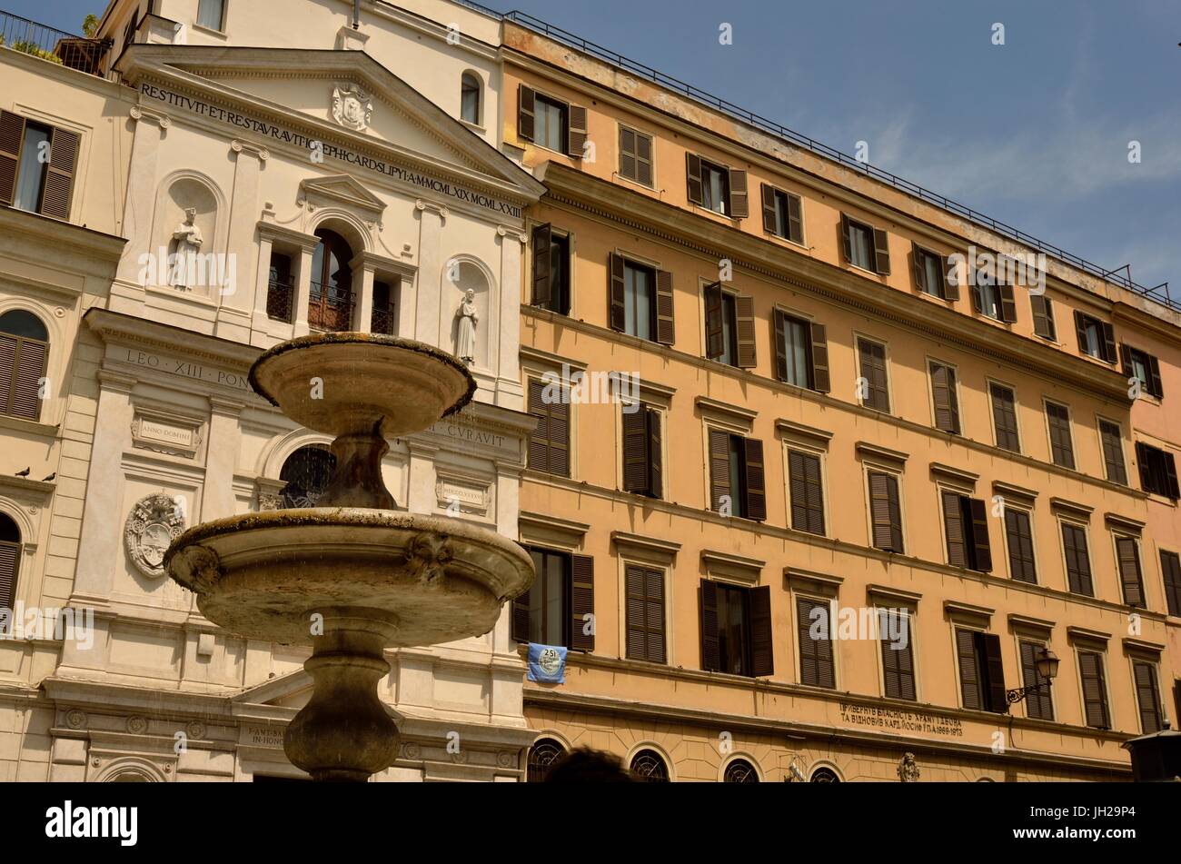 La fontaine de piazza romaine ancienne scène de rue en milieu urbain. Un bâtiment en arrière-plan et une fontaine au premier plan, Rome, Italie Banque D'Images