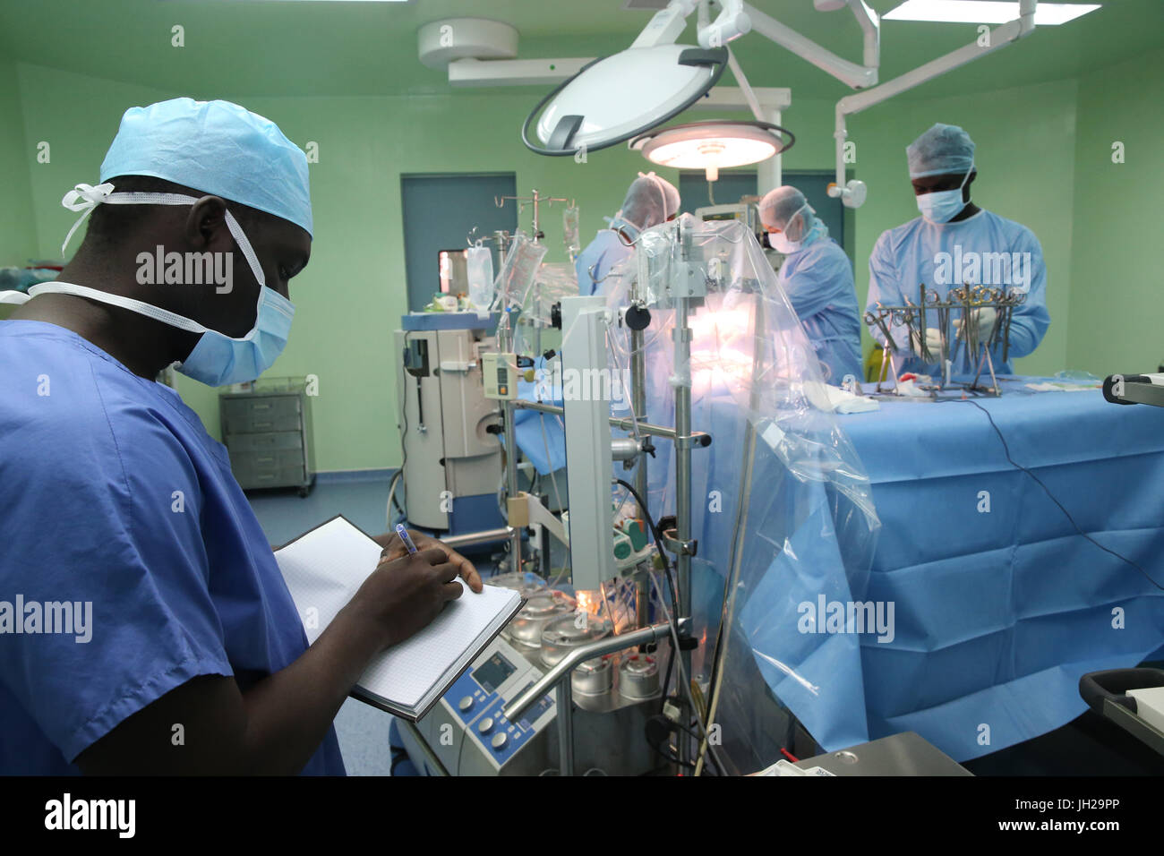 L'Institut de Cardiologie offre des soins de haute qualité aux patients vietnamiens souffrant de maladies du cœur. L'équipe médical sénégalais formés à la pratique du débit cardiaque Banque D'Images