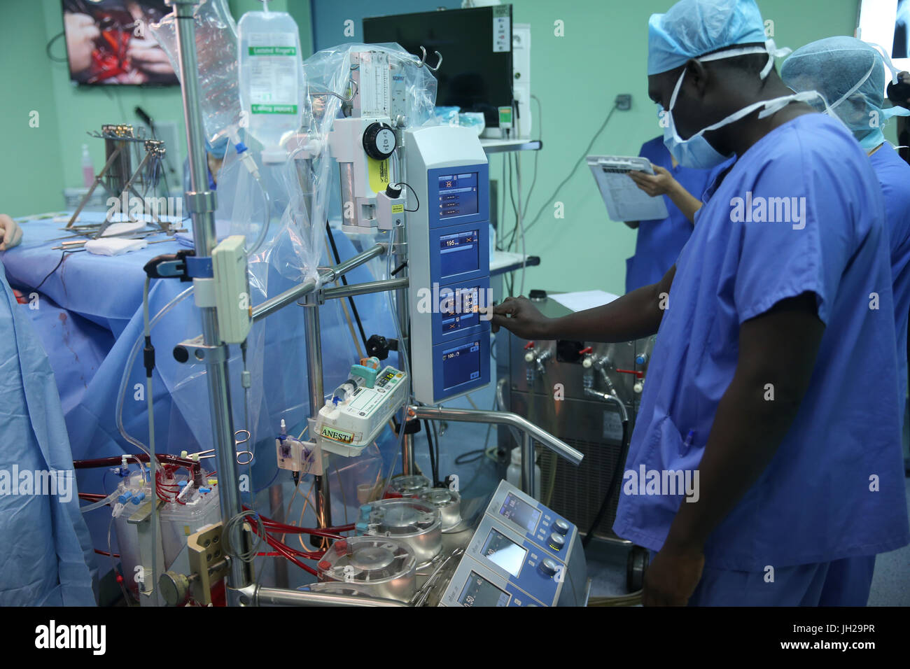 L'Institut de Cardiologie offre des soins de haute qualité aux patients vietnamiens souffrant de maladies du cœur. L'équipe médical sénégalais formés à la pratique du débit cardiaque Banque D'Images