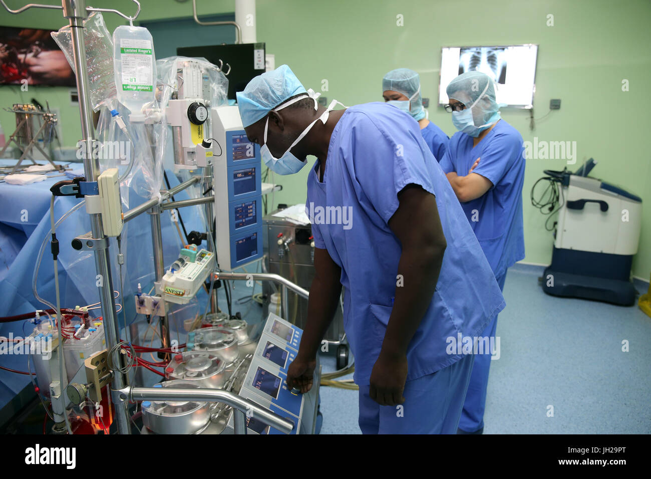 L'Institut de Cardiologie offre des soins de haute qualité aux patients vietnamiens souffrant de maladies du cœur. L'équipe médical sénégalais formés à la pratique du débit cardiaque Banque D'Images