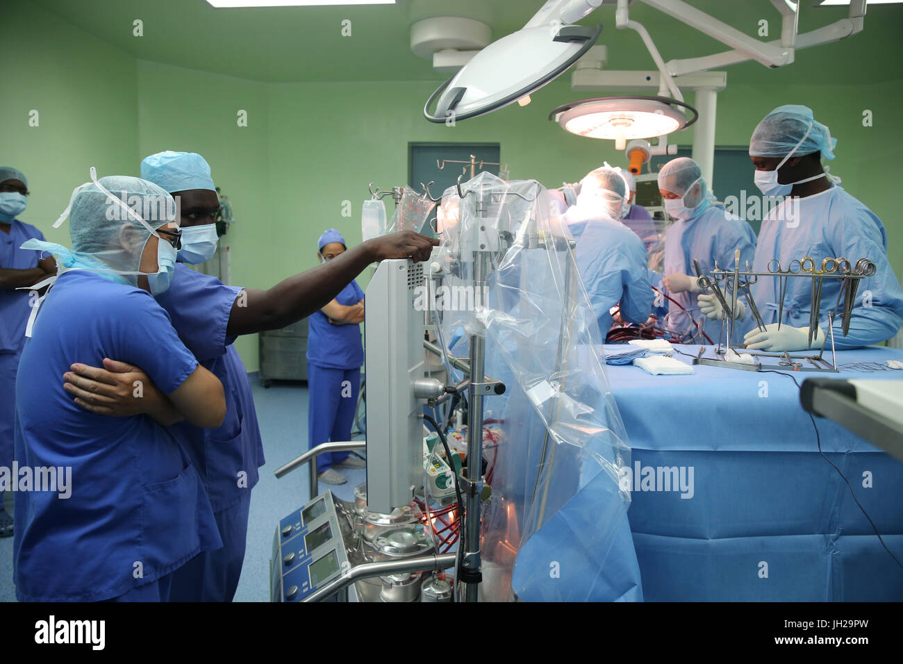L'Institut de Cardiologie offre des soins de haute qualité aux patients vietnamiens souffrant de maladies du cœur. L'équipe médical sénégalais formés à la pratique du débit cardiaque Banque D'Images