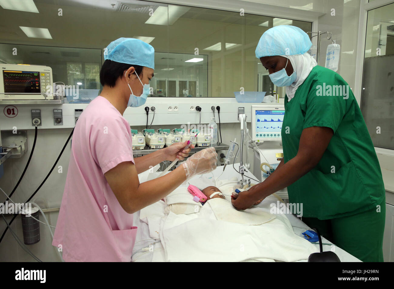 L'Institut de Cardiologie offre des soins de haute qualité aux patients vietnamiens souffrant de maladies du cœur. L'équipe médical sénégalais formés à la pratique du débit cardiaque Banque D'Images