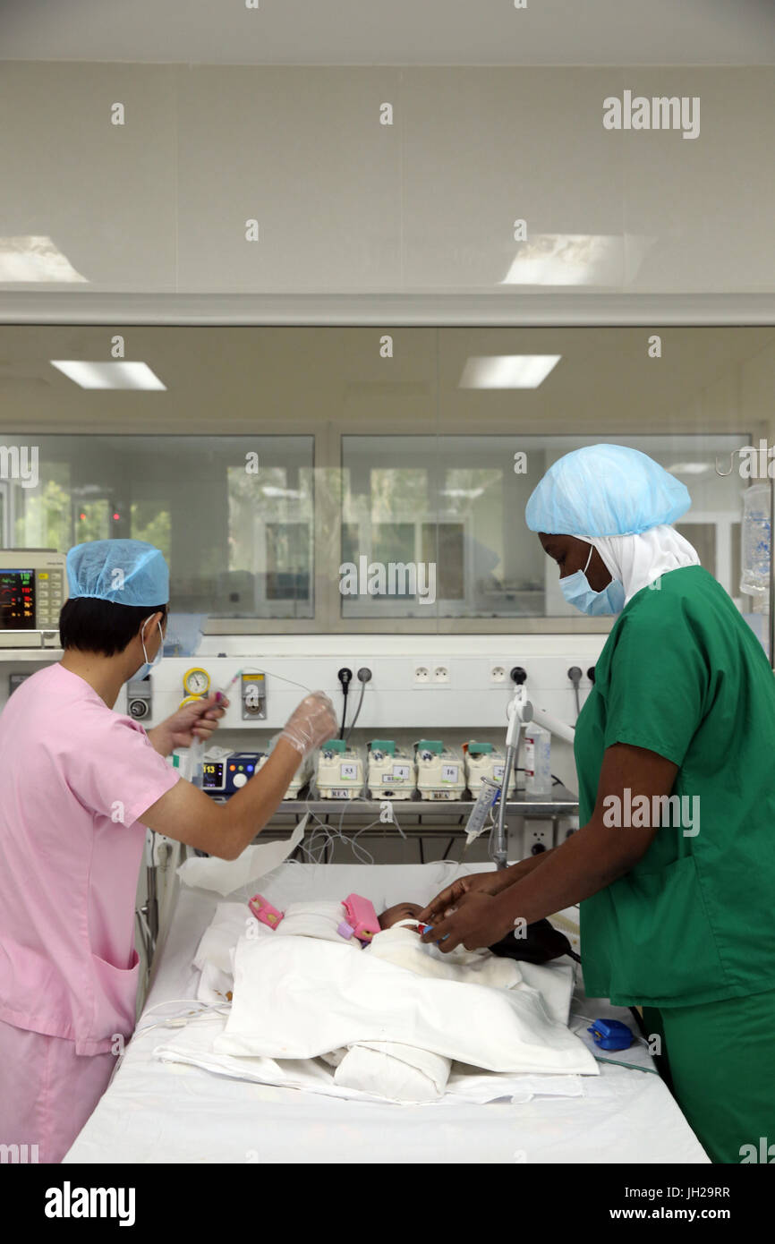 L'Institut de Cardiologie offre des soins de haute qualité aux patients vietnamiens souffrant de maladies du cœur. L'équipe médical sénégalais formés à la pratique du débit cardiaque Banque D'Images