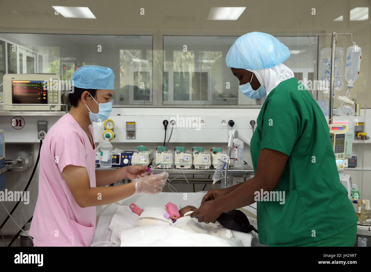 L'Institut de Cardiologie offre des soins de haute qualité aux patients vietnamiens souffrant de maladies du cœur. L'équipe médical sénégalais formés à la pratique du débit cardiaque Banque D'Images