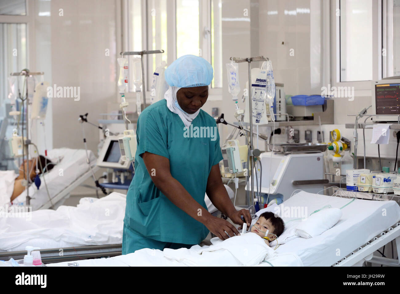 L'Institut de Cardiologie offre des soins de haute qualité aux patients vietnamiens souffrant de maladies du cœur. L'équipe médical sénégalais formés à la pratique du débit cardiaque Banque D'Images