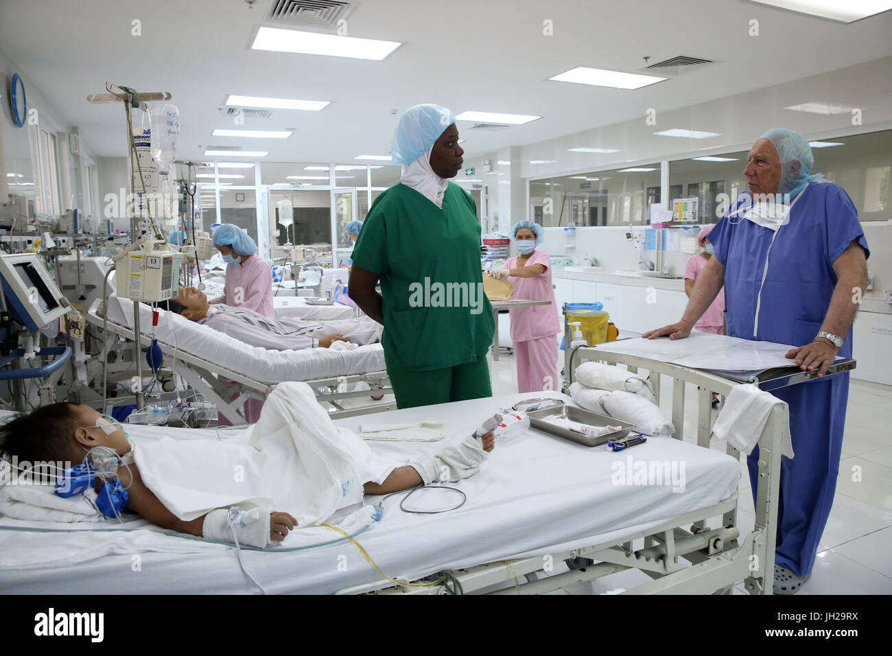 L'Institut de Cardiologie offre des soins de haute qualité aux patients vietnamiens souffrant de maladies du cœur. L'équipe médical sénégalais formés à la pratique du débit cardiaque Banque D'Images