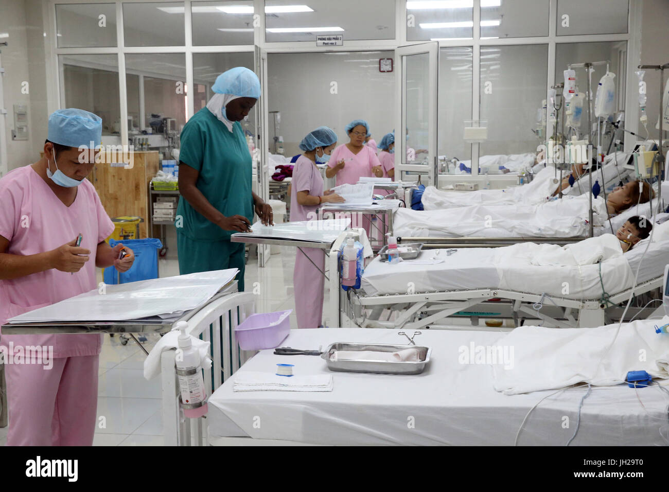 L'Institut de Cardiologie offre des soins de haute qualité aux patients vietnamiens souffrant de maladies du cœur. L'équipe médical sénégalais formés à la pratique du débit cardiaque Banque D'Images
