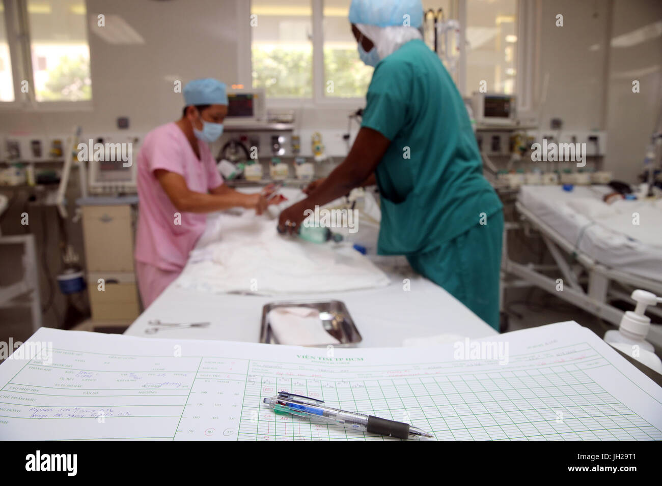 L'Institut de Cardiologie offre des soins de haute qualité aux patients vietnamiens souffrant de maladies du cœur. L'équipe médical sénégalais formés à la pratique du débit cardiaque Banque D'Images