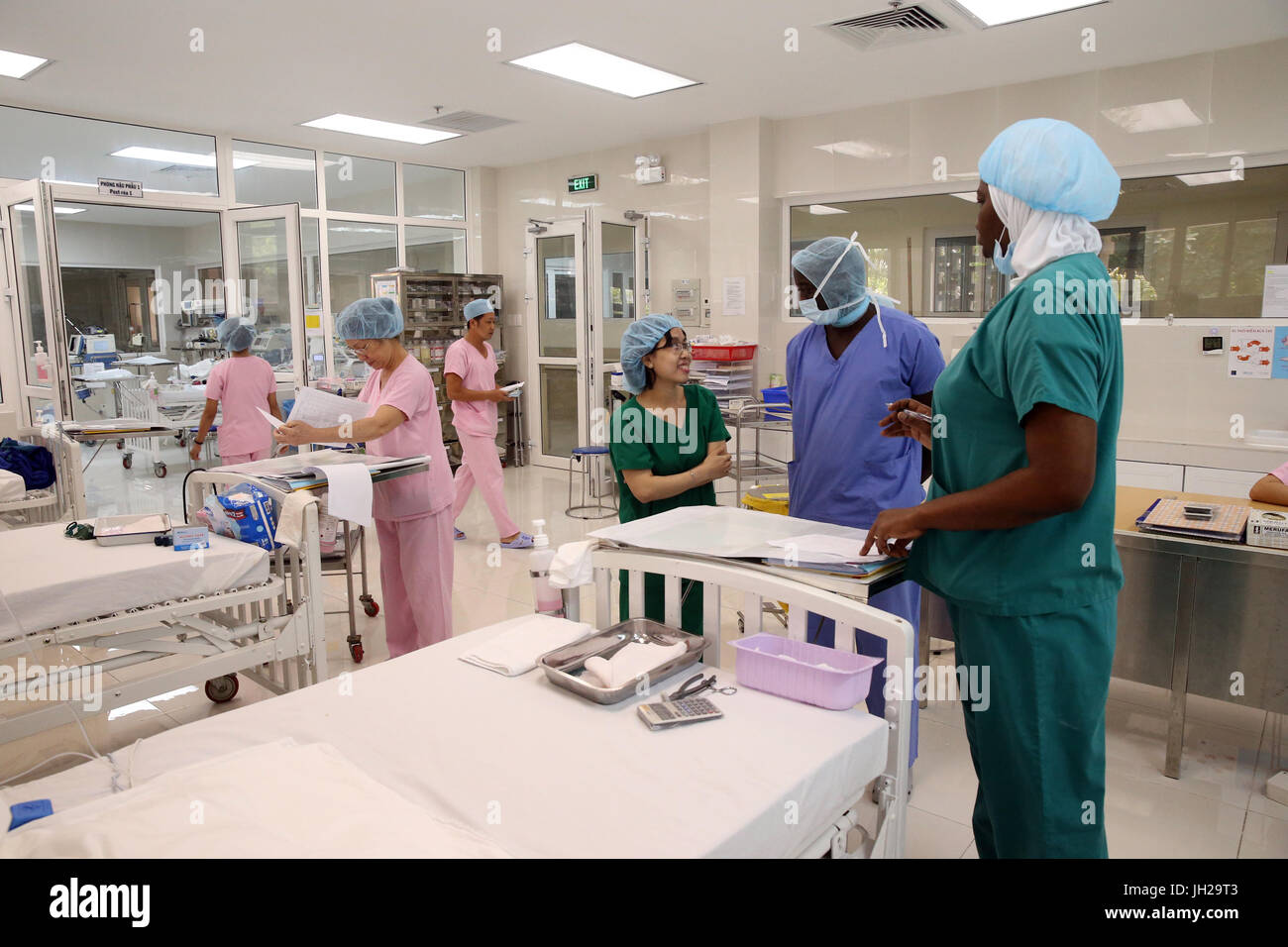 L'Institut de Cardiologie offre des soins de haute qualité aux patients vietnamiens souffrant de maladies du cœur. L'équipe médical sénégalais formés à la pratique du débit cardiaque Banque D'Images