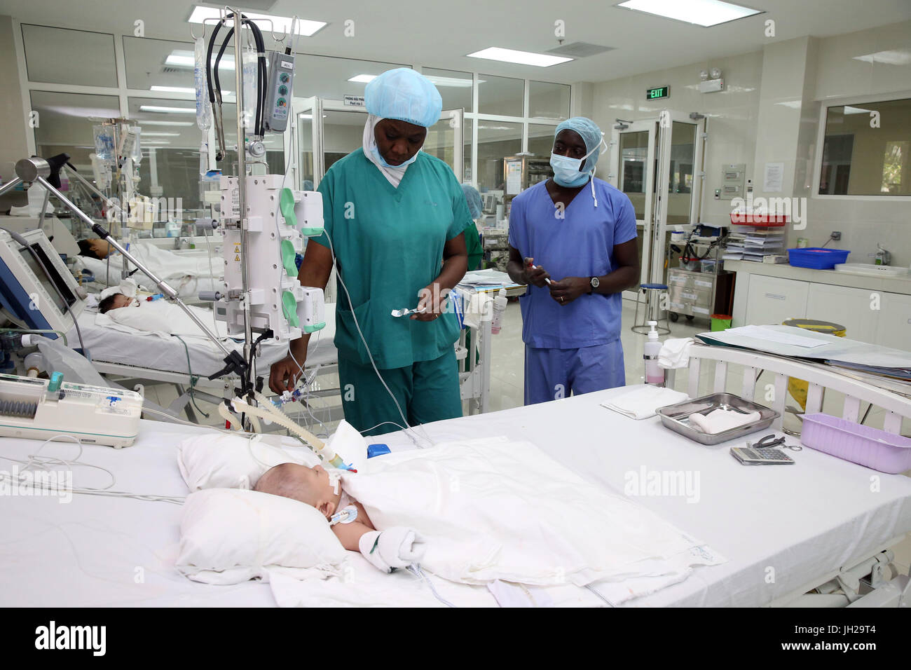 L'Institut de Cardiologie offre des soins de haute qualité aux patients vietnamiens souffrant de maladies du cœur. L'équipe médical sénégalais formés à la pratique du débit cardiaque Banque D'Images