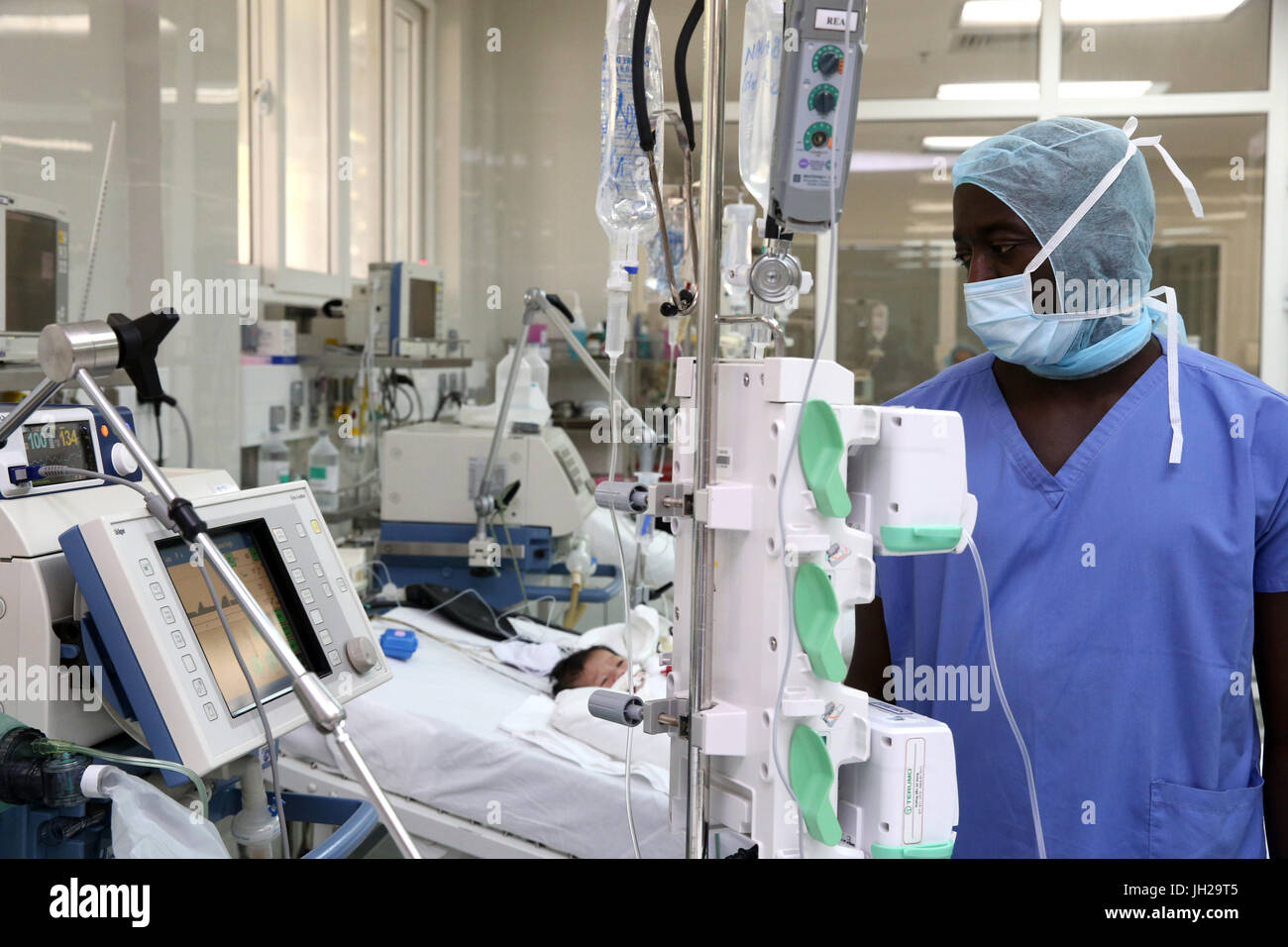 L'Institut de Cardiologie offre des soins de haute qualité aux patients vietnamiens souffrant de maladies du cœur. L'équipe médical sénégalais formés à la pratique du débit cardiaque Banque D'Images