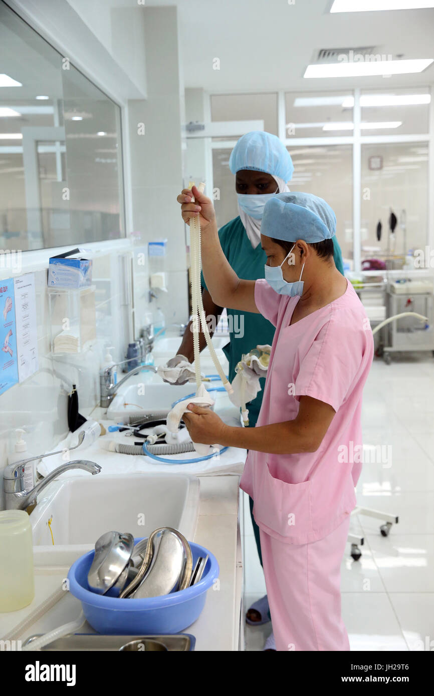 L'Institut de Cardiologie offre des soins de haute qualité aux patients vietnamiens souffrant de maladies du cœur. L'équipe médical sénégalais formés à la pratique du débit cardiaque Banque D'Images