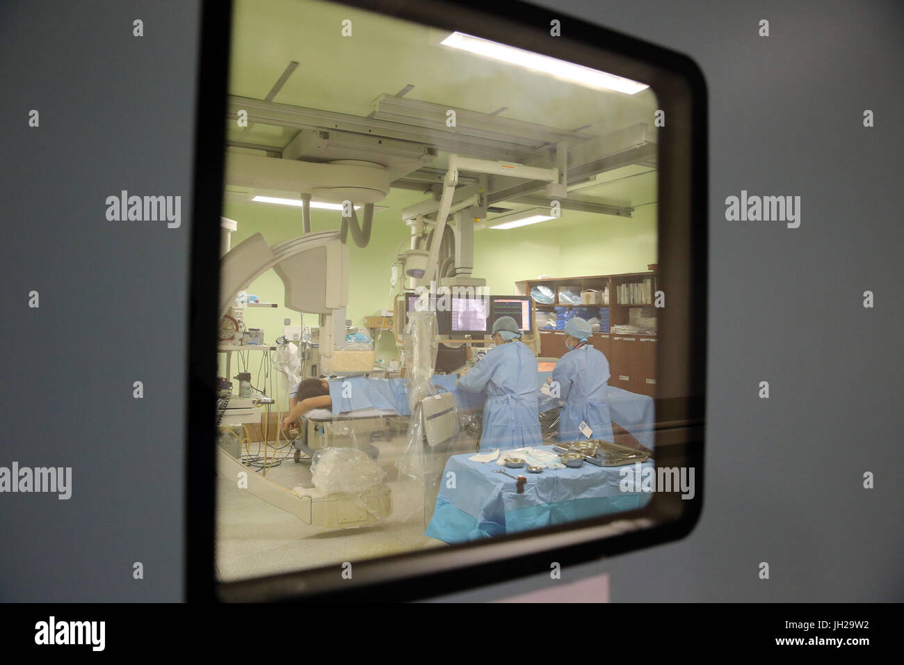 L'Institut de Cardiologie offre des soins de haute qualité aux patients vietnamiens souffrant de maladies du cœur. Laboratoire de cathétérisme. Former l'équipe médicale sénégalaise Banque D'Images