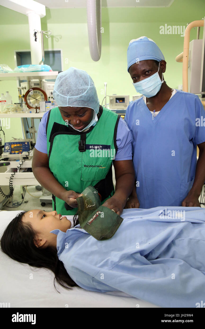L'Institut de Cardiologie offre des soins de haute qualité aux patients vietnamiens souffrant de maladies du cœur. Laboratoire de cathétérisme. Former l'équipe médicale sénégalaise Banque D'Images